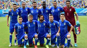 Para anggota Timnas Italia (Baris belakang kiri ke kanan) Bek Italia Mattia De Sciglio, Bek Italia Giorgio Chiellini, Bek Italia Andrea Barzagli, Penyerang Italia Mario Balotelli, Bek Italia Leonardo Bonucci dan Kiper sekaligus Kapten Italia Gianluigi Buffon (Baris depan kiri ke kanan) Gelandang Italia Marco Verratti, Gelandang Italia Claudio Marchisio, Gelandang Italia Andrea Pirlo, Penyerang Italia Ciro Immobile dan Bek Italia Matteo Darmian berpose untuk foto tim sebelum pertandingan Grup D antara Italia dan Uruguay di Dunas Arena di Natal selama Piala Dunia FIFA 2014 pada 24 Juni 2014. (FOTO AFP/GIUSEPPE CACACE)