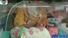 Diduga bayi ini baru dilahirkan karena saat ditemukan juga terdapat ari-ari bayi di dalam plastik terpisah.