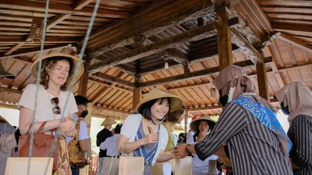 Pertemuan Sherpa ke-3 diakhiri dengan site visit mengunjungi situs Candi Borobudur, Balai Ekonomi Desa (Balkondes), dan situs Candi Mendut, pada Kamis (30/9/2022).  (Dok ekon.go.id)