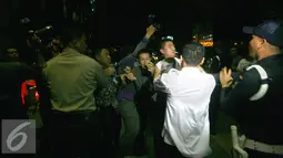  Pendukung Bupati Empat Lawang, Sumatera Selatan Budi Antoni Aljufri dan istrinya Suzanna melakukan kegaduhan di depan Gedung KPK, Jakarta, Senin (6/7/2015). Mereka memukul wartawan yang sedang meliput di KPK.(Liputan6.com/Helmi Afandi)