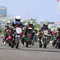 Para pembalap memacu motornya dalam Honda Dream Cup di Sirkuit  Non Permanen Parkir Utara, Trans Studio, Makassar, Minggu (26/10/2019). (foto: Honda)