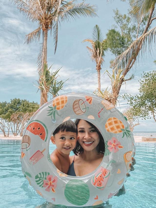 Andien liburan bareng suami dan anak. (Foto: Instagram @andienaisyah)