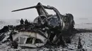 Pesawat militer AS yang jatuh terlihat di provinsi Ghazni, Afghanistan (27/1/2020). Pesawat jet militer AS itu jatuh di wilayah pegunungan di Afghanistan timur yang merupakan salah satu wilayah kekuasaan kelompok Taliban. (AP Photo/Saifullah Maftoon)