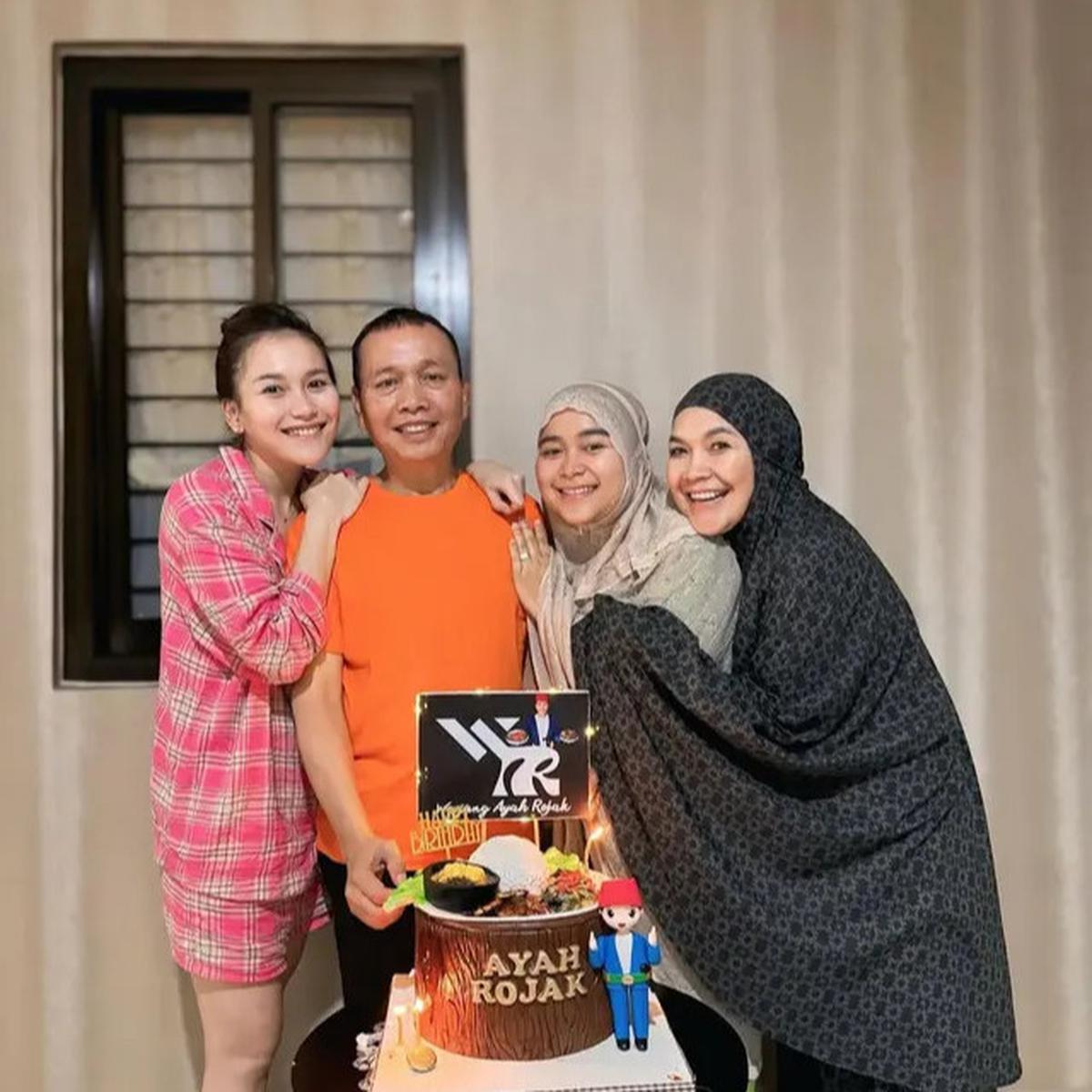 Potret Ayu Ting Ting Rayakan Ultah Ayahnya, Kompak Pakai Outfit Serba Hitam yang Elegan