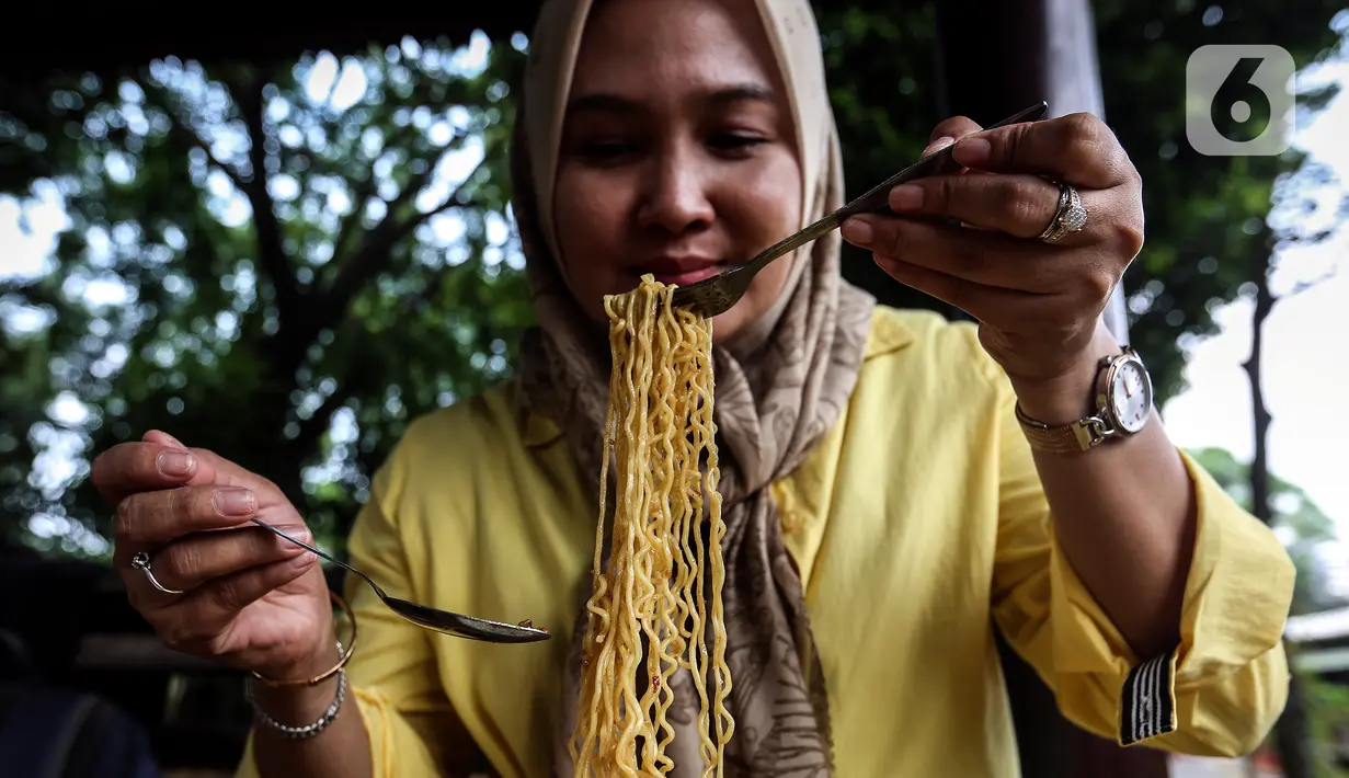 Warga menikmati mie instan di warung kopi (Warkop), Jakarta, Kamis (11/8/2022). Kenaikan harga mi instan menjadi perhatian lantaran makanan tersebut bukan hanya favorit di dalam negeri, bahkan sejumlah merek seperti Indomie juga merasakan dampaknya. (Liputan6.com/Johan Tallo)