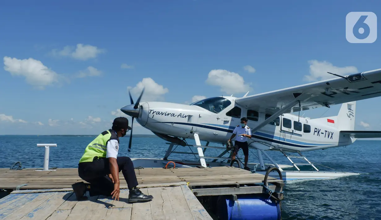 Sebuah pesawat apung mendarat di Pulau Gili Iyang, Sumenep, Madura, Senin (26/04/2021). Badan Penelitian dan Pengembangan Perhubungan (Balitbanghub) mengadakan uji operasional seaplane atau pesawat apung dengan rute Bali menuju Gili Iyang. (Liputan6.com/HO/Balitbanghub)