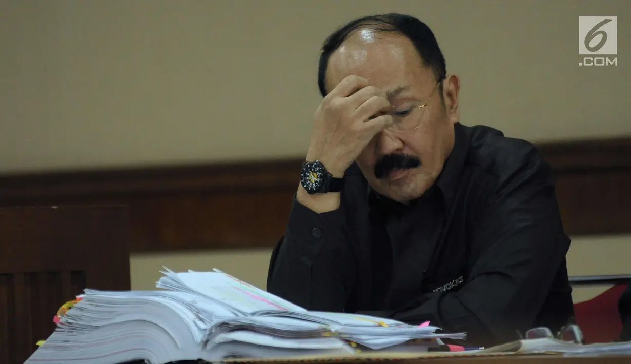 Terdakwa kasus dugaan merintangi penyidikan dugaan korupsi e-KTP, Fredrich Yunadi saat mengikuti sidang lanjutan di Pengadilan Tipikor, Jakarta, Kamis (22/3). Sidang mendengarkan keterangan saksi. (Liputan6.com/Helmi Fithriansyah)