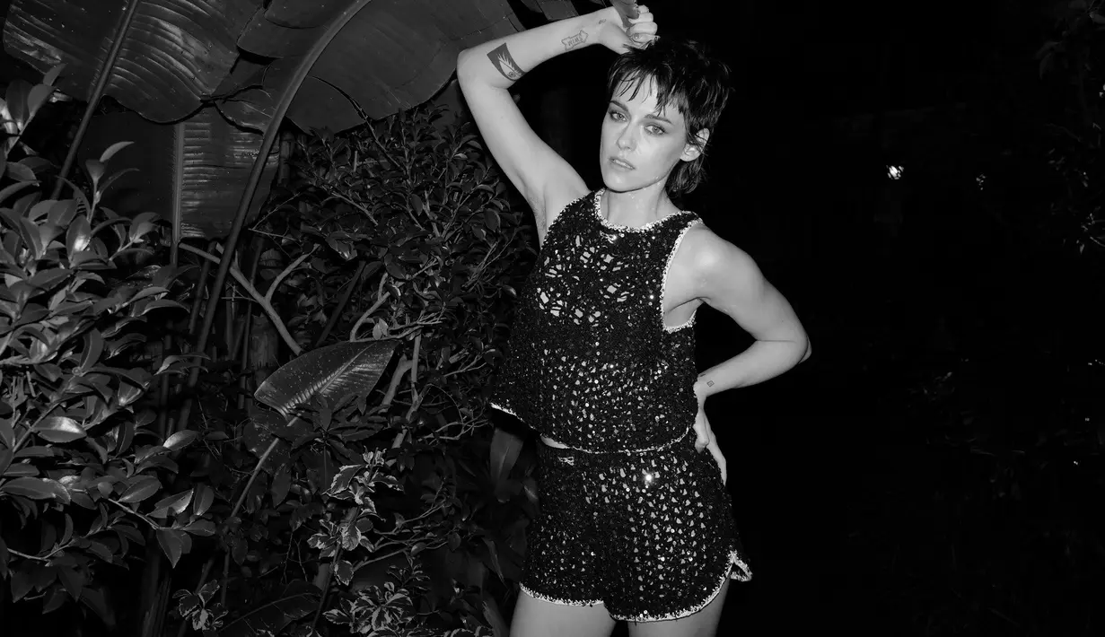 Kristen Stewart mengenakan black-white sequined knit top dan bawahan senada dari koleksi SS23 RTW. [Dok/Chanel].