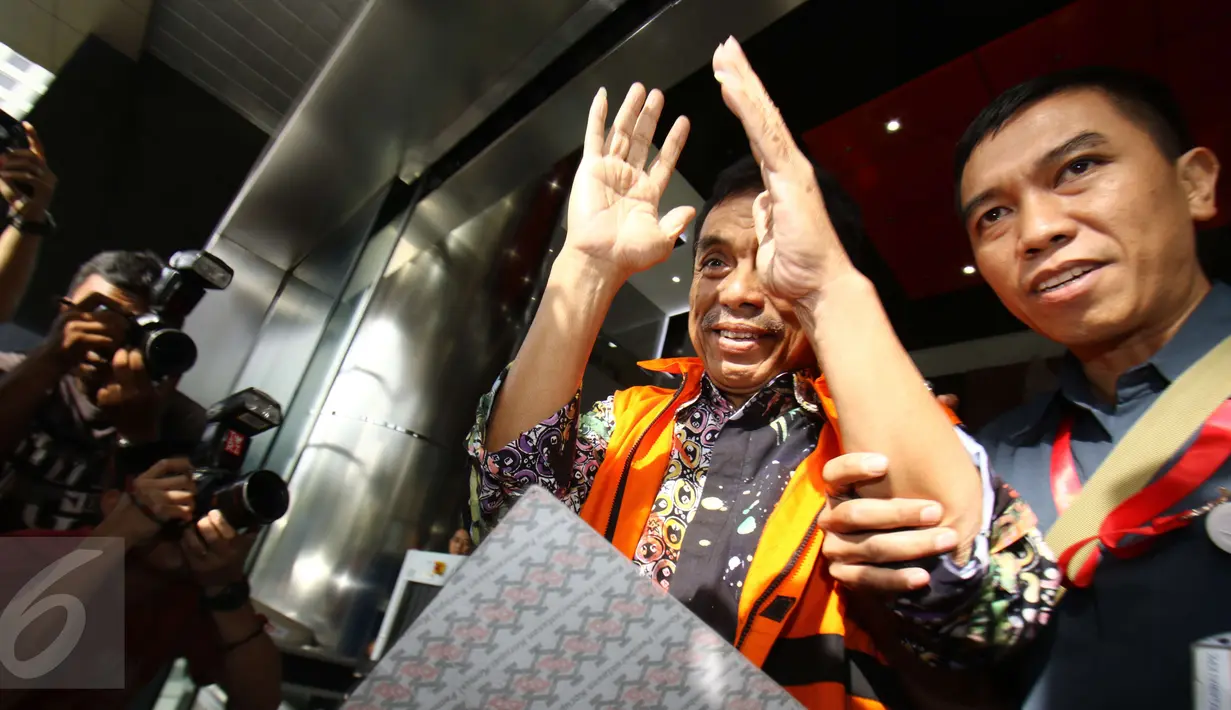 Wali Kota non-aktif Madiun, ‎Bambang Irianto mengangkat tangan usai diperiksa KPK, Jakarta, Rabu (8/2). Bambang merupakan tersangka gratifikasi proyek pembangunan Pasar Besar Madiun pada 2009-2012 senilai Rp 76,5 miliar. (Liputan6.com/Helmi Afandi)