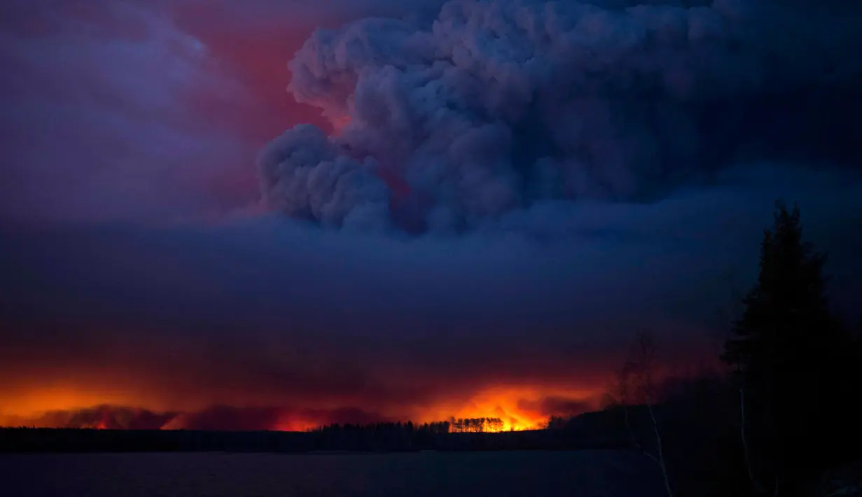 Sebuah api besar terlihat saat kebakaran hutan di wilayah Fort McMurray, Alberta, Kanada, 4 Mei 2016. Sekitar 80 ribu warga Kanada terpaksa dievakuasi Akibat kebakaran dahsyat ini. (Chris Schwarz/Government of Alberta/ REUTERS)