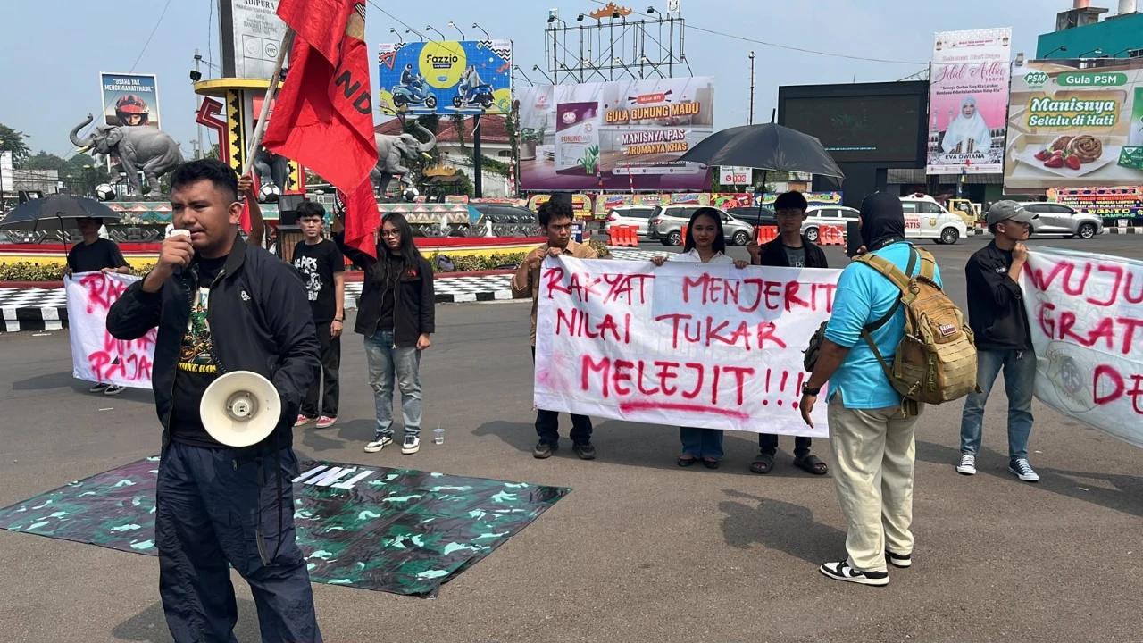 Aksi Dramatis di Tugu Adipura, Tiga Mahasiswa Jahit Mulut saat Prabowo Kunjungi Lampung