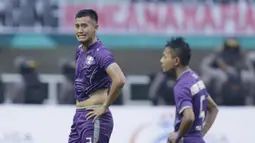 Bek Persita Tangerang, Rico Sanjaya, menangis usai ditaklukkan Kalteng Putra pada laga Liga 2 di Stadion Pakansari, Jawa Barat, Selasa (4/12). Kalteng menang 2-0 atas Persita. (Bola.com/M. Iqbal Ichsan)