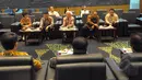  Martua Pardede (tengah) saat melakukan pertemuan antara pimpinan MPR RI dengan panitia World Congress di  Ruang Delegasi  Parlemen RI, Jakarta, Senin (16/02/2015). (Liputan6.com/Andrian M Tunay)