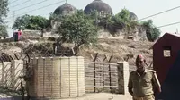 Petugas keamanan India menjaga Masjid Babri di Ayodhya, menutup situs yang disengketakan yang diklaim oleh umat Muslim dan Hindu. (Source: AP)