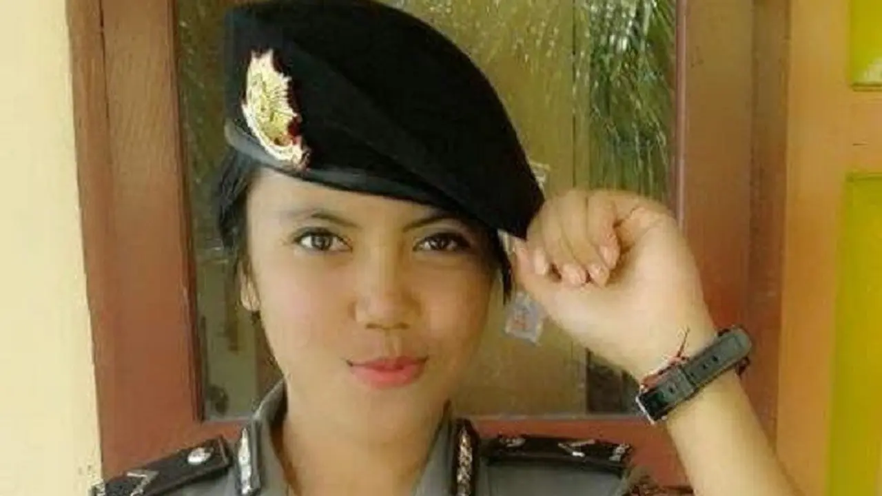 Polwan Cantik, Ular