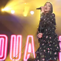 Pada penampilan berikutnya Dua Lipa menyanyikan lagu hitsnya yang berjudul Blow Your Mind. Antusias penoton pun sangat tinggi, terbukti dengan cara mereka menyambut si cantik asal Inggris ini dengan teriakan ramai. (Bambang E.Ros/Bintang.com)