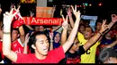 Pendukung Arsenal tak kalah antusias. Mereka berjingkrak kegirangan saat Arsenal mampu melesakkan 2 gol ke gawang City, Kemang, Minggu (10/8/2014) (Liputan6.com/Andrian M Tunay)