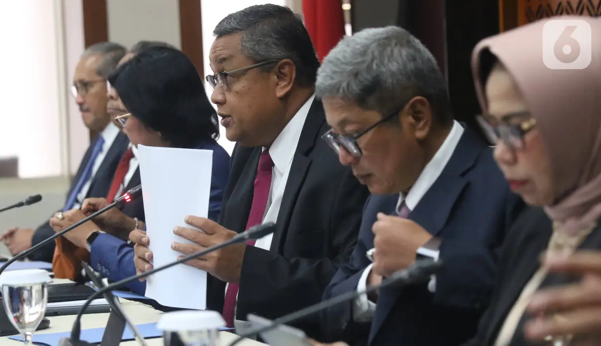 Gubernur Bank Indonesia Perry Warjiyo menyampaikan hasil Rapat Dewan Gubernur (RGD) Bank Indonesia di Jakarta, Kamis (19/12/2019). RDG tersebut, BI memutuskan untuk tetap mempertahankan suku bunga acuan 7 Days Reverse Repo Rate (7DRRR) sebesar 5 persen. (Liputan6.com/Angga Yuniar)