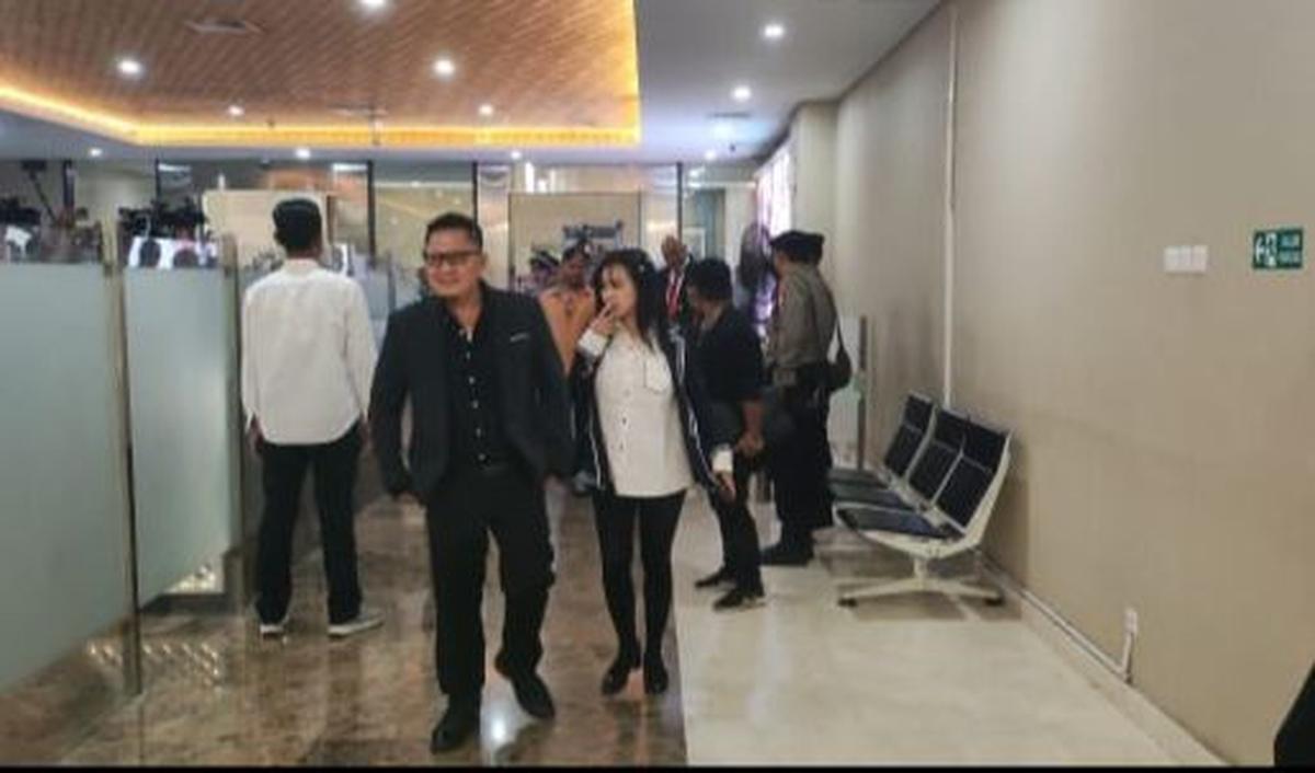 Berdasarkan pantauan di lokasi, Cupi, yang mengenakan blazer warna biru dipadupadankan dengan kemeja putih, datang ditemani manajernya.<br>