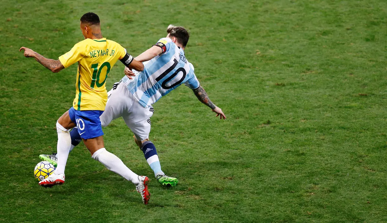 Aksi kedua pemain bintang klub Barcelona, Neymar berebut bola dengan Messi saat pertandingan Brasil kontra Argentina dalam Kualifikasi Piala Dunia 2018, di stadion Mineirao, Belo Horizonte, Brasil (10/11). (Reuters/Ricardo Moraes)