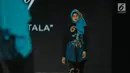 Model mengenakan busana rancangan Lia Afif bertajuk "Rancakaroros Resitala" pada ajang Indonesia Fashion Week (IFW) 2019 di Jakarta Convention Center, Kamis (28/3). Hitam menjadi warna dasar untuk 12 desain rancangannya yang menggunakan kain batik dari Kutai Timur. (Liputan6.com/Faizal Fanani)