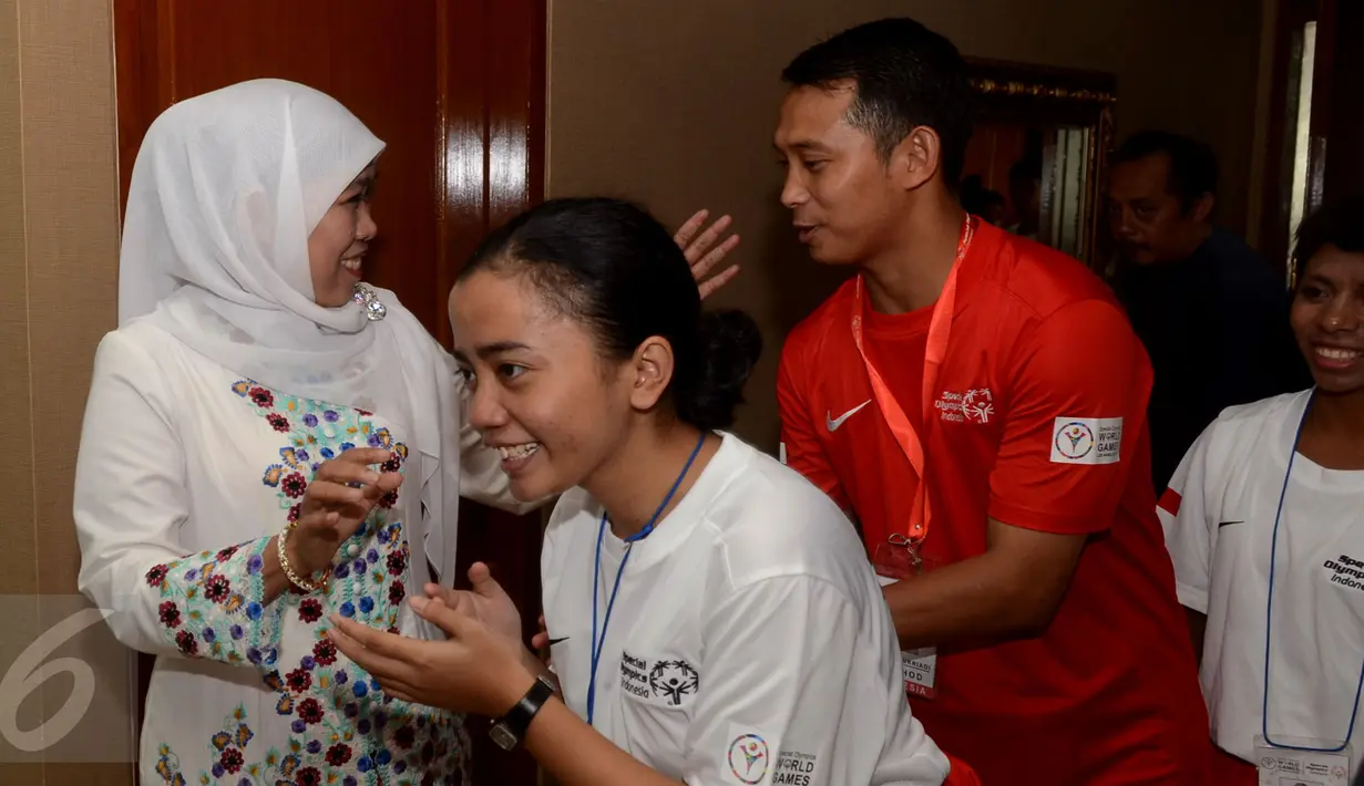 Menteri Sosial, Khofifah Indar Parawansa (kiri) bersalaman dengan atlet khusus tuna grahita (Special Olympics Indonesia/SOIna) saat melakukan Open House Lebaran di rumahnya di kawasan Widya Chandra, Jakarta, Jumat (17/7/2015). (Liputan6.com/Johan Tallo)