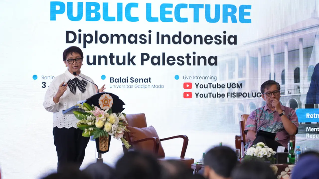 Menlu Retno Marsudi menyampaikan kuliahnya dalam dua bagian, yang pertama soal perkembangan situasi Gaza saat ini, dan kedua soal sepak terjang politik luar negeri Indonesia (Dok. Kemlu RI).