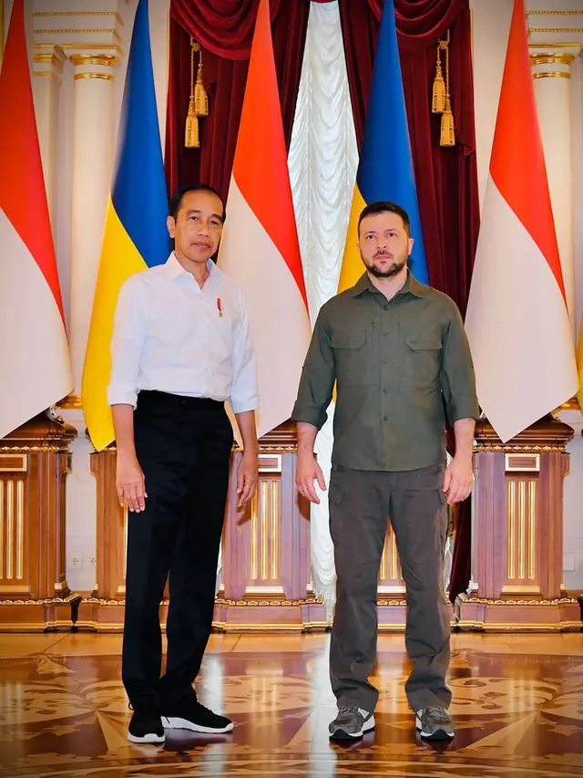 FOTO: Presiden Jokowi Disambut Presiden Zelenskyy di Istana Maryinsky