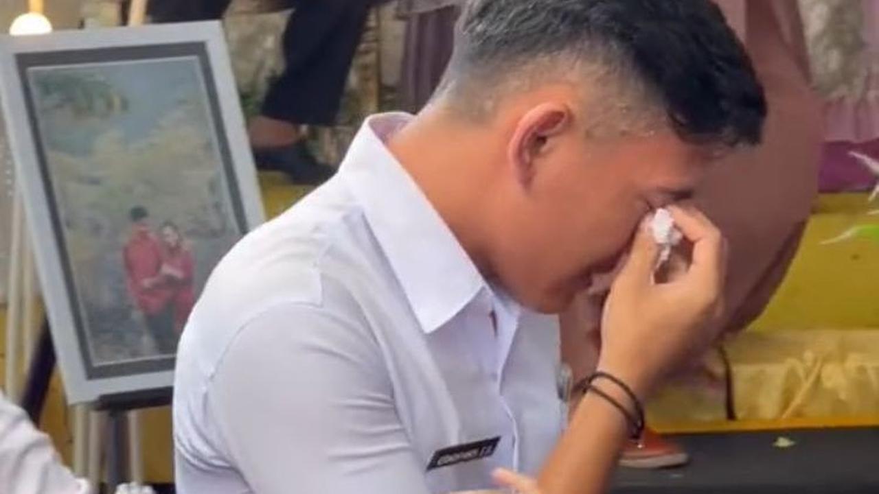 Namun ternyata, air matanya tak terbendung. Terlalu sakit, ia terus menangis dan menghapus air matanya.