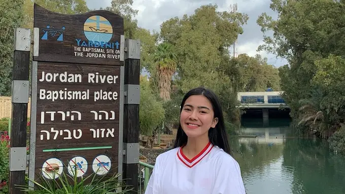 7 Momen Wisata Religi Felicya Angelista, Dari Gereja Gantung Hingga Laut Mati