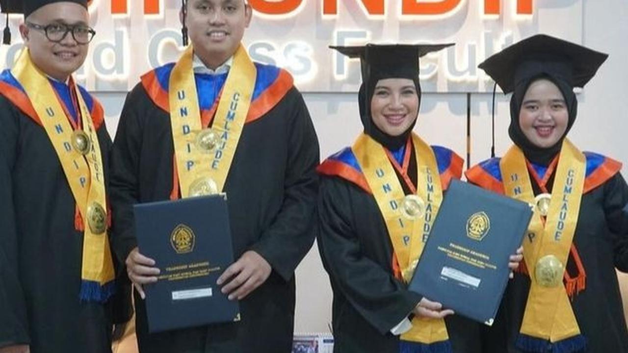 Wisuda Bareng Dua Teman Sekelasnya