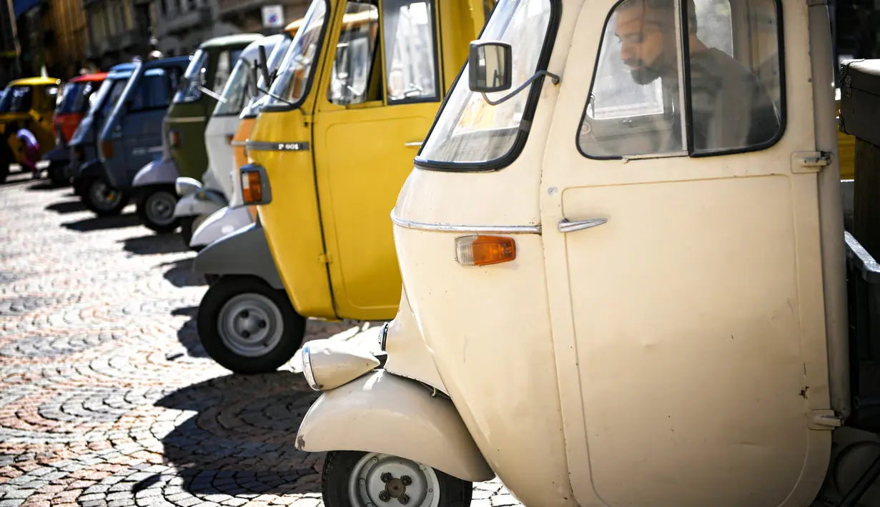 Deretan kendaraan Ape dari produsen Italia, Piaggio di pamerkan di Aosta, Italia utara (1/7). Ape adalah kendaraan roda tiga buatan dari produsen kendaraan bermotor yang terkenal akan Vespanya, yaitu Piaggio. (AFP Photo/Marco Bertorello)