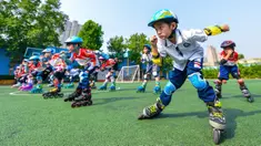 Para murid berlatih olahraga sepatu roda di sebuah sekolah dasar di Handan, Provinsi Hebei, China utara, pada 9 Agustus 2020. (Xinhua/Wang Xiao)