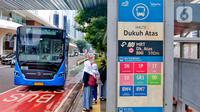 Bus Transjakarta bersiap berhenti di halte kawasan Jalan Sudirman, Jakarta, Selasa (31/1/2023). Dishub DKI Jakarta menyatakan  saat ini manfaat tarif integrasi hanya bisa dirasakan oleh masyarakat yang menggunakan minimal dua moda transportasi umum. (Liputan6.com/Angga Yuniar)