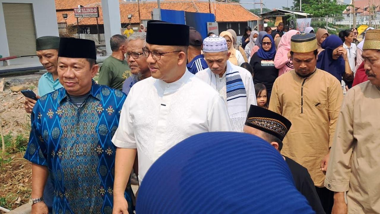 Mantan Gubernur DKI Jakarta Anies Baswedan mengunjungi warga di Kampung Susun Akuarium, Jakarta Utara.