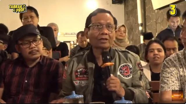 Calon Wakil Presiden (cawapres) nomor urut 03 Mahfud Md melakukan tanya jawab dengan pendukungnya dalam acara Tabrak Prof! di Semarang, Jawa Tengah, Selasa (23/1/2024).