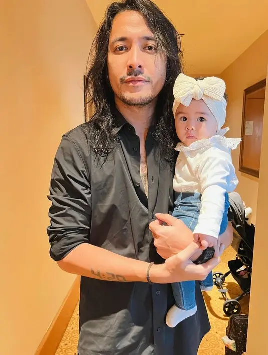 Dunia pun terlihat sangat akrab dengan sang ayah [instagram/marcello_tahitoe]