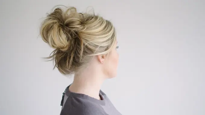 Punya Rambut Keriting, Coba Buat Cepol Super Simpel Ini, Yuk!