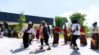 Para peserta IAWP, ikut menari tarian Hegong dalam acara penyambutan Polisi Wanita dari seluruh dunia di  Destinasi Wisata Super Premium Gua Batu cermin dan mengunjungi para pelaku UMKM. (Foto Istimewah)