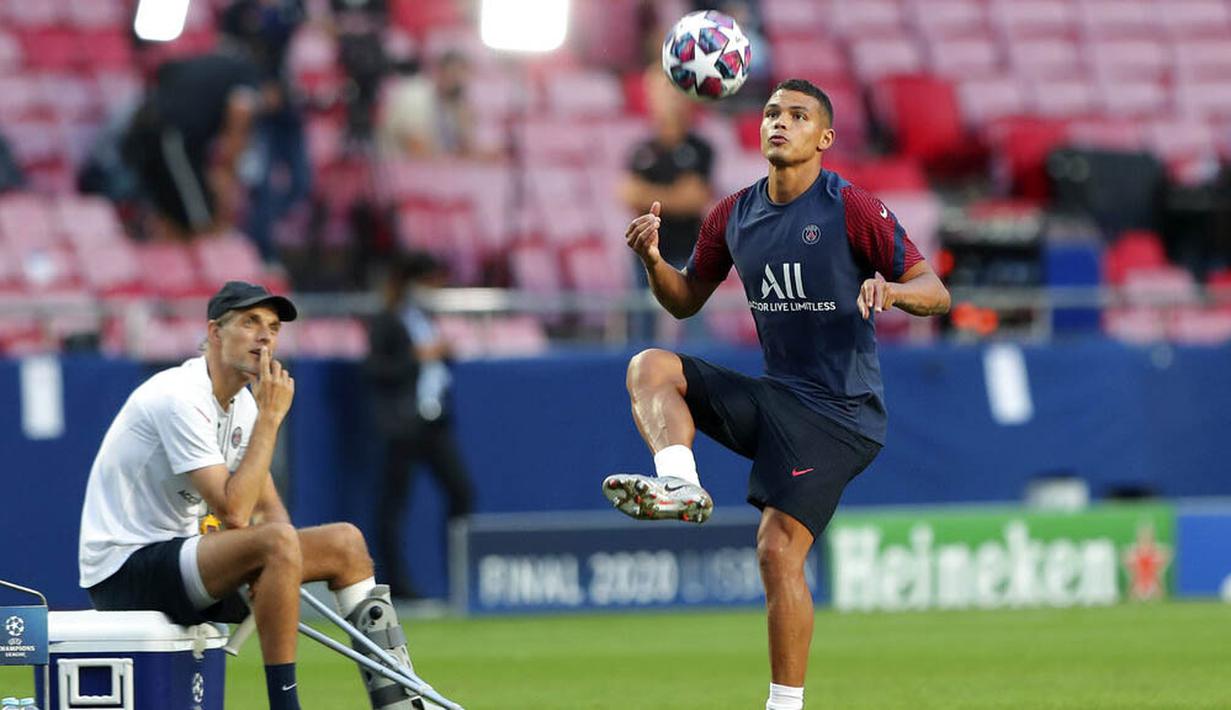 Pelatih Paris Saint-Germain (PSG), Thomas Tuchel, mengamati Thiago Silva saat latihan jelang laga final Liga Champions di Stadion The Luz, Portugal, Sabtu (22/8/2020). PSG akan berhadapan dengan Bayern Munchen. (Miguel A. Lopes/Pool via AP)