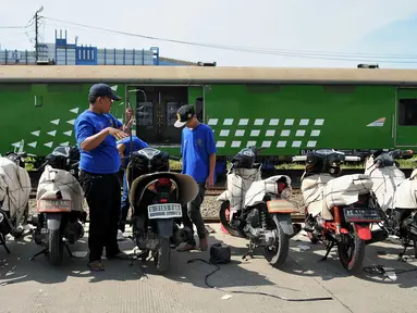 Pekerja menata sepeda motor yang akan dikirim melalui jasa pengiriman kereta api di Stasiun Jakarta Gudang, Rabu (16/7). PT KAI menyediakan 35 gerbong guna angkutan motor gratis lebaran tahun 2016. (Liputan6.com/Gempur M Surya)