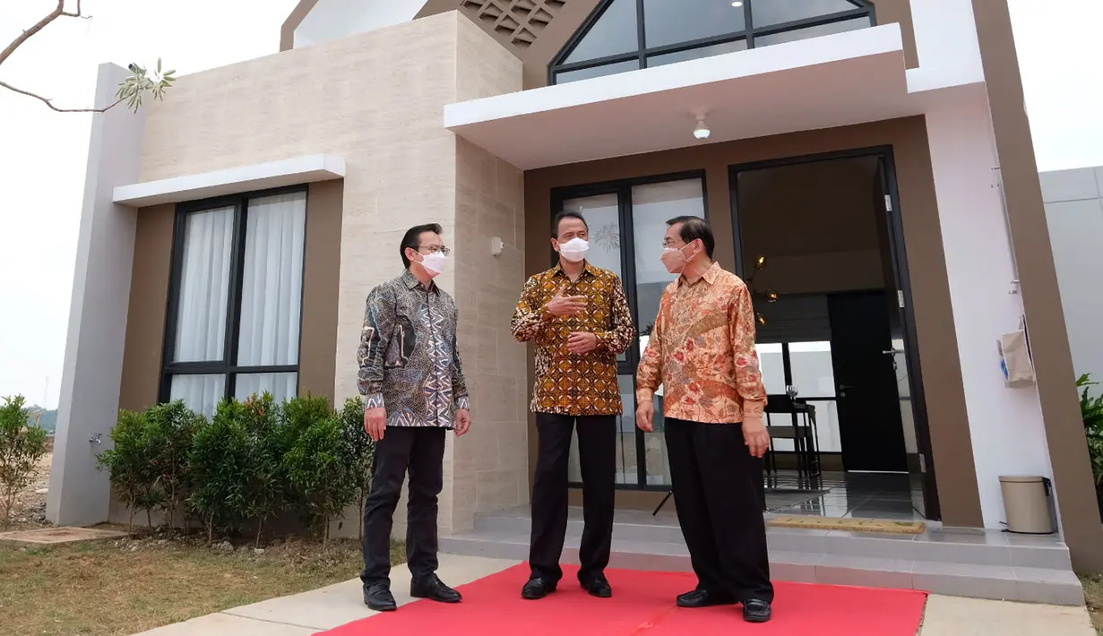 Marketing Director PT Agung Podomoro Land Tbk. (APLN) Agung Wirajaya (tengah), CMO Kota Podomoro Tenjo Zaldy Wihardja dan Kepala Project Mansyur Wahab berbincang di sela-sela peresmian enam rumah contoh atau show unit Kota Podomoro Tenjo, Bogor, Jawa Barat (30/10/2021). (Liputan6.com/HO/Ading)