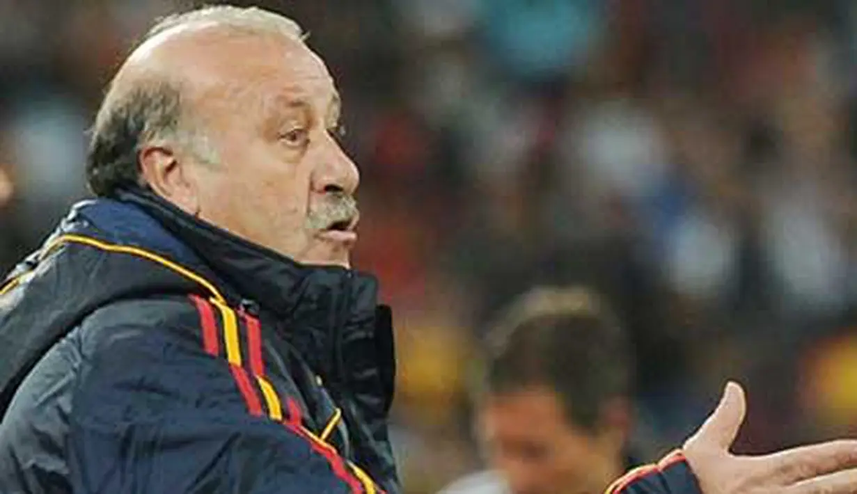 Pelatih Spanyol Vicente Del Bosque saat memberi instruksi kepada anak-anak asuhannya di laga semifinal PD 2010 melawan Jerman di Moses Mabhida Stadium, Durban, 7 Juli 2010. Spanyol unggul 1-0. AFP PHOTO / CARL DE SOUZA 