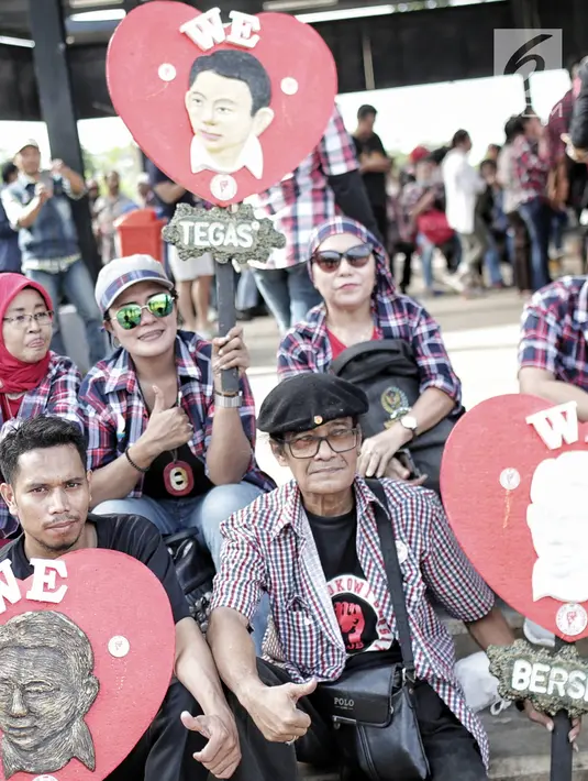 Pendukung setia Basuki Tjahaja Purnama (BTP) atau Ahok, Ahokers berkumpul di RTH Kalijodo, Jakarta, Kamis (24/1). Acara ini sekaligus sebagai ajang silaturahmi sesama pendukung Ahok. (Liputan6.com/Faizal Fanani)