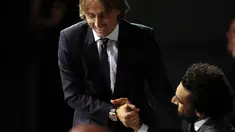 Gelandang Real Madrid asal Kroasia, Luka Modric berjabat tangan dengan pemain Liverpool, Mohamed Salah setelah dinobatkan sebagai pemain terbaik UEFA saat acara pengundian Liga Champions di The Grimaldi Forum di Monaco, (30/8). (AFP Photo/Valery Hache)