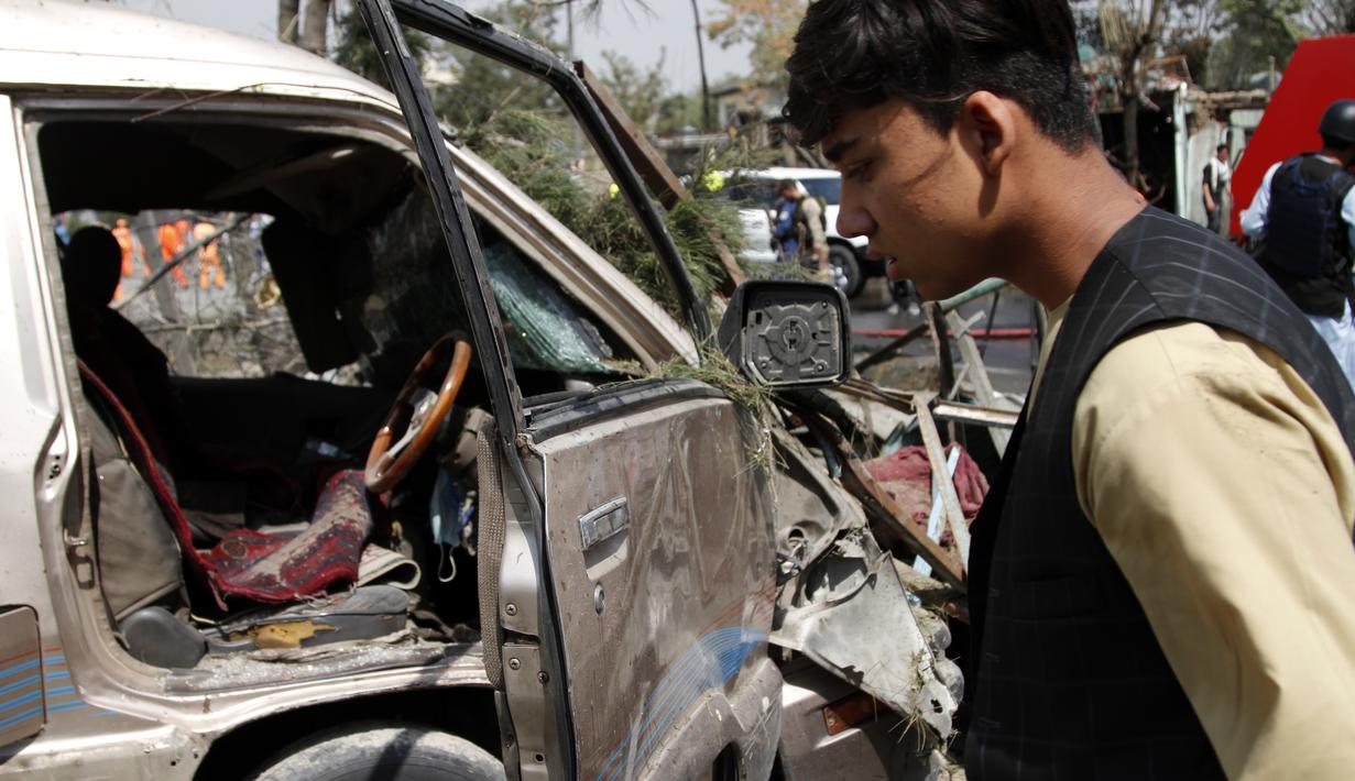 Seorang anak laki-laki Afghanistan melihat mobil yang rusak setelah ledakan di Kabul, Afghanistan, Rabu (9/9/2020). Juru bicara Kementerian Dalam Negeri Tareq Arian mengatakan laporan awal menunjukkan sedikitnya 10 warga sipil tewas dan lebih dari 12 orang lainnya luka-luka. (AP Photo/Rahmat Gul)