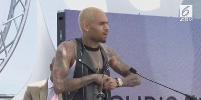 VIDEO: Chris Brown Diperiksa Terkait Tuduhan Pemerkosaan