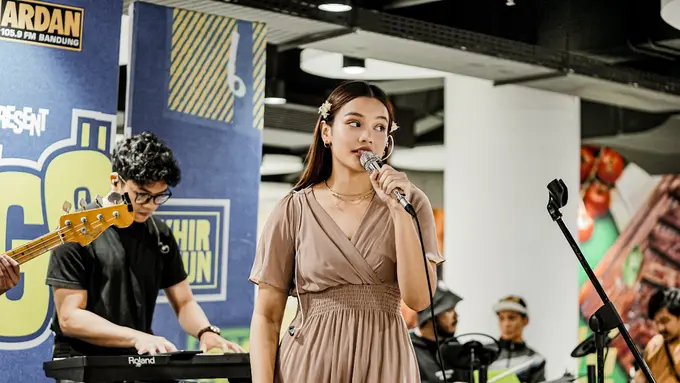 Aruma tampil dalam Gigs Akhir Tahun Ardan Radio Live At Bandung Indah Plaza pada 11 Desember 2022