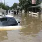 Kondisi mobil yang terseret arus banjir di perumah Ciledug Indah, Tangerang, Banten, Kamis (2/1/2020). (Liputan6.com/Angga Yuniar).