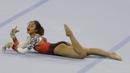 Pesenam Indonesia, Rifda Irfanaluthfi, melakukan gerakan saat nomor all-round individual putri cabang senam pada SEA Games 2019 di Kompleks Rizal Memorial, Manila, Senin (2/12). Dirinya berhasil meraih medali perak. (Bola.com/M Iqbal Ichsan)